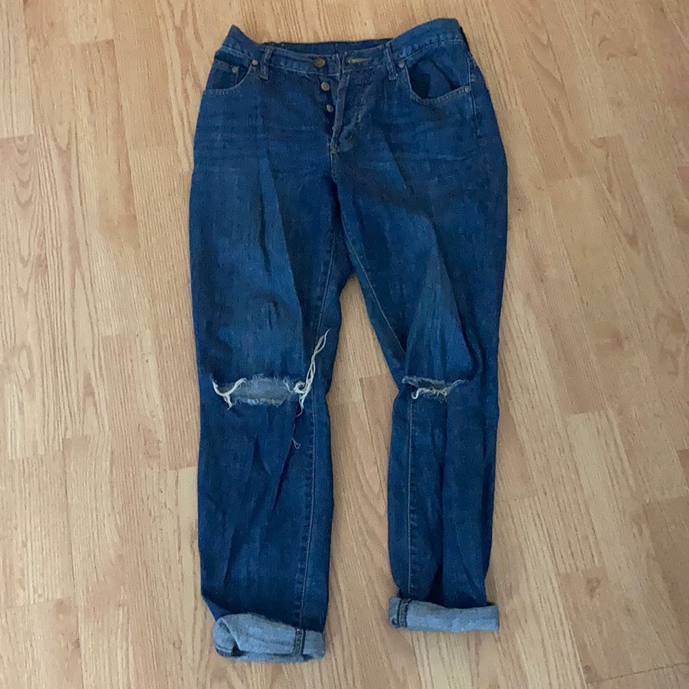 Mom jeans/boyfriend jeans with knee holes